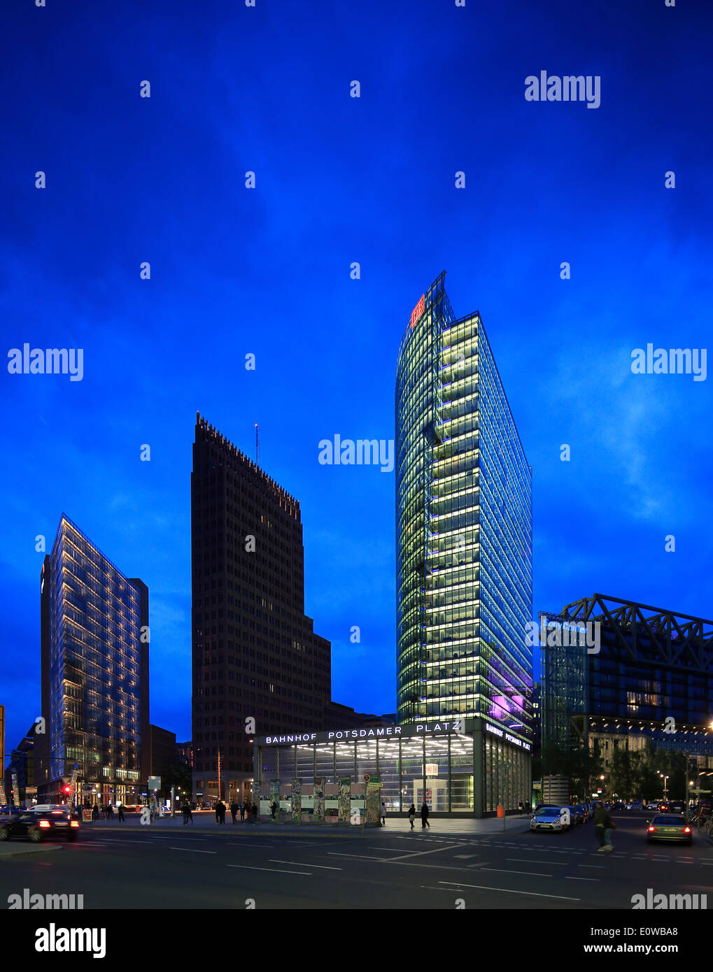 La plaza Potsdamer Platz con el rascacielos Renzo Piano 11, Torre Kollhoff, Bahn Tower, Sony Center, la estación de tren Foto de stock