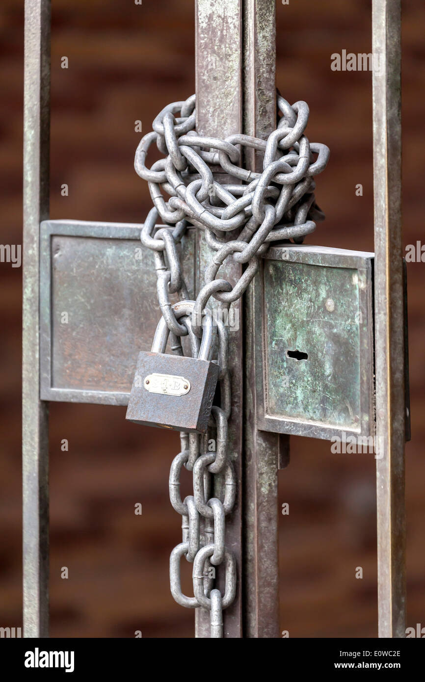Cadena con candado en un portón de hierro, Budapest, Hungría Fotografía de  stock - Alamy