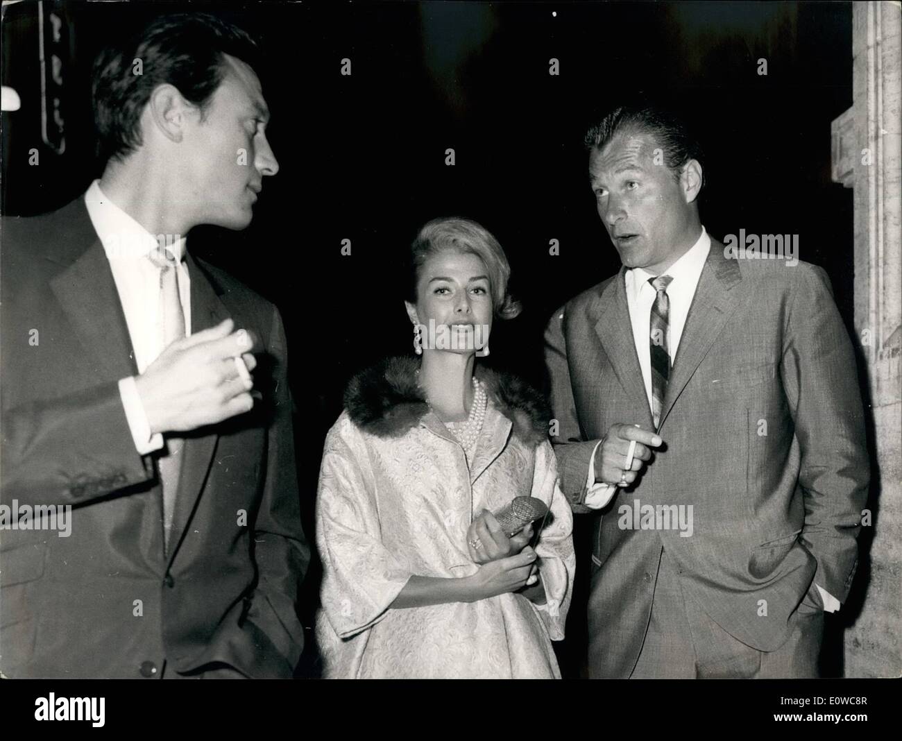 Mayo 05, 1962 - Laurence Harvey actor inglés célebre por su papel en la producción americana ''Venere con vison'', donde fue compañero de Liz-Taylor. Visto en vía Veneto, junto con el también conocido Tarzán Lek Baker y su esposa. Foto de stock