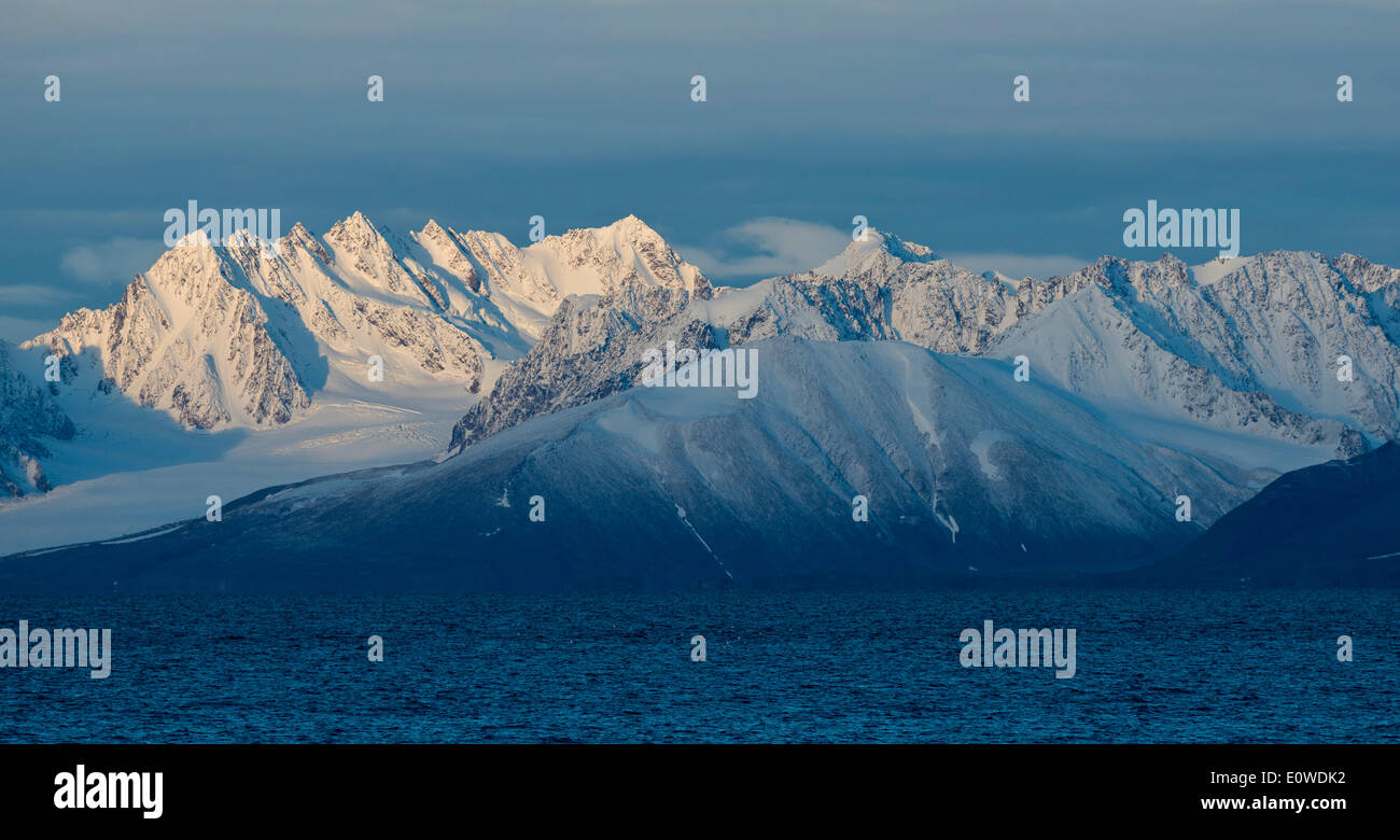 Montañas y glaciares, el fiordo Liefdefjorden, Spitsbergen, Islas Svalbard y Jan Mayen, Svalbard, Noruega Foto de stock