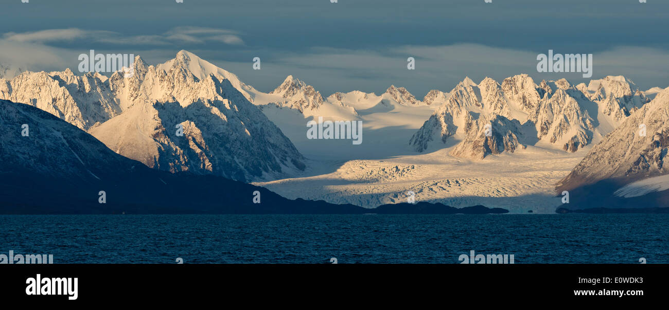 Montañas y glaciares, el fiordo Liefdefjorden, Spitsbergen, Islas Svalbard y Jan Mayen, Svalbard, Noruega Foto de stock