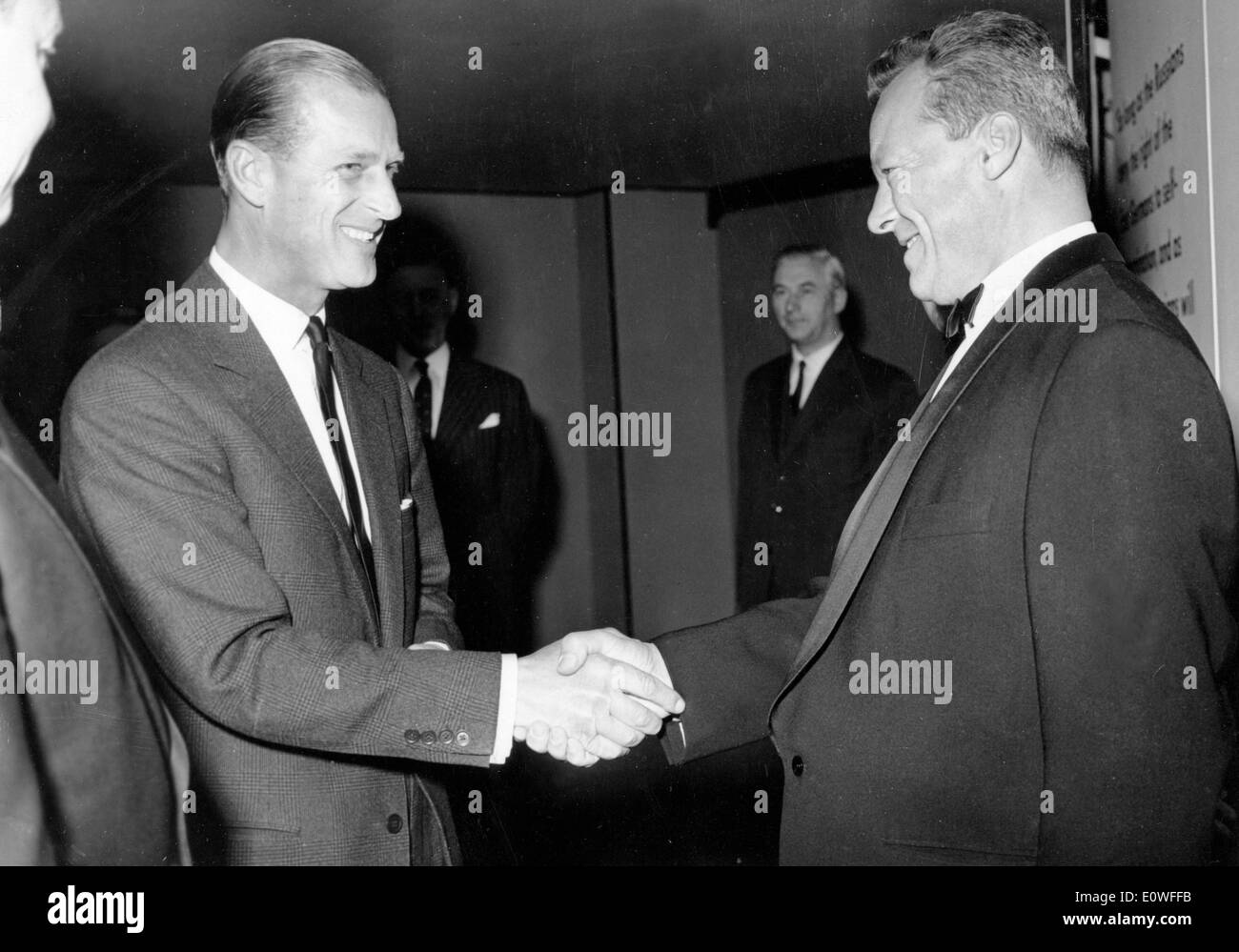 El príncipe Felipe saluda al alcalde Willy Brandt Foto de stock