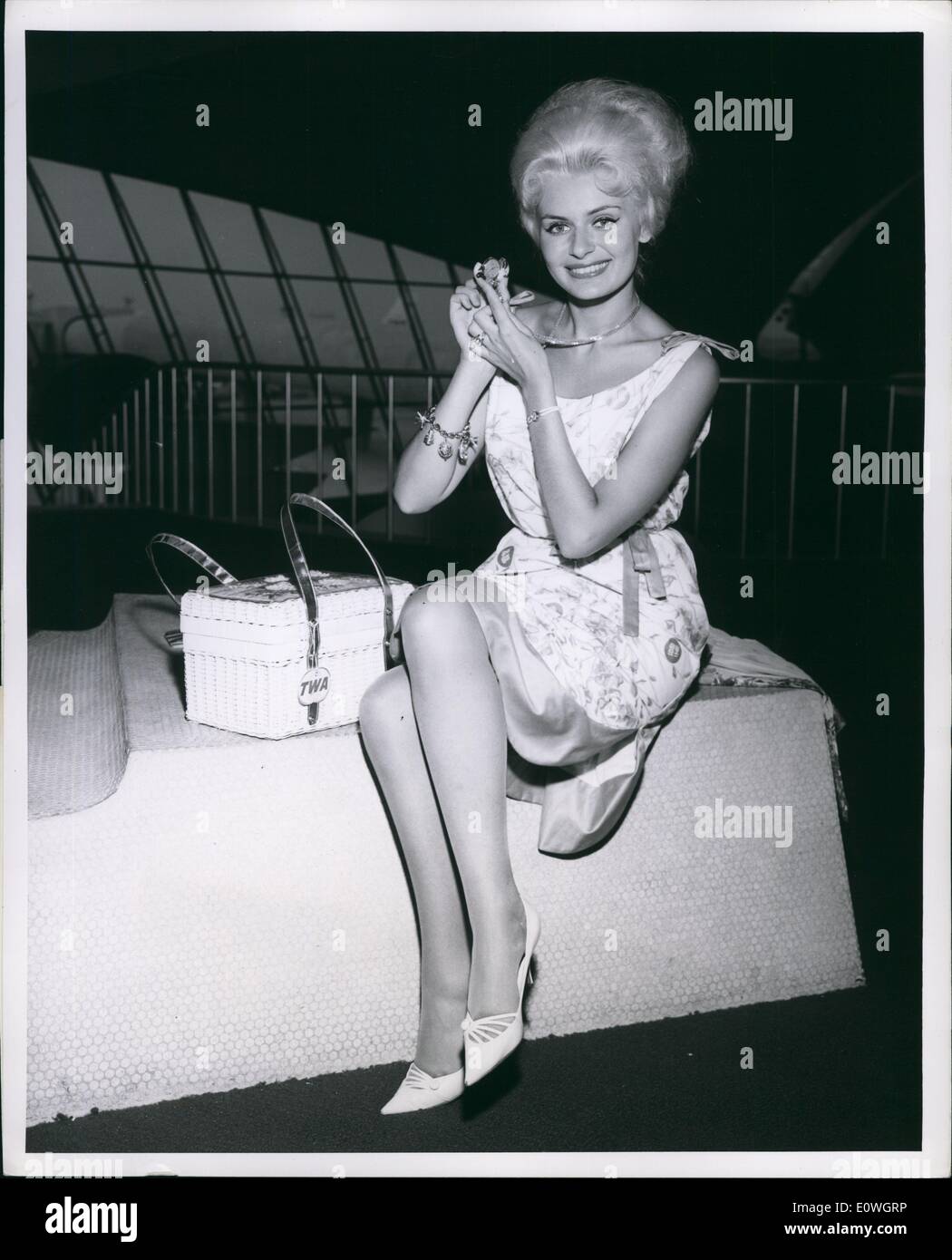Diciembre 12, 1962 - Inge Jaklin belleza vienés que representaba su Austria natal en la belleza internacional Congres, se muestra en el Trans World lucha Centro antes de embarcar en un TWA SuperJet a Londres para competir en el concurso de Miss Mundo. Ella es una actriz y modelo de pantalla y recientemente fue probado por MGM. Foto de stock