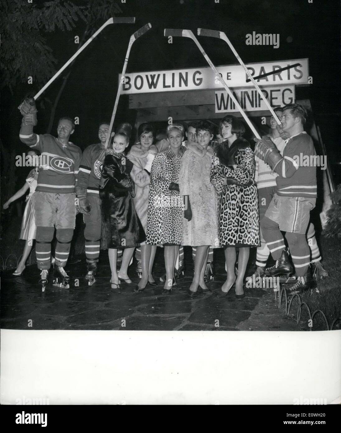 Octubre 04, 1962 - Modelos de abrigos de piel con equipo de hockey Canadiense Foto de stock