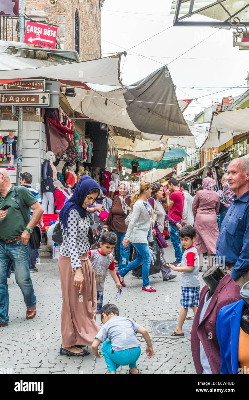 Madre islámica cuidando de sus hijos en Kemeraltı (bazar), Izmir, Turquía. Foto de stock