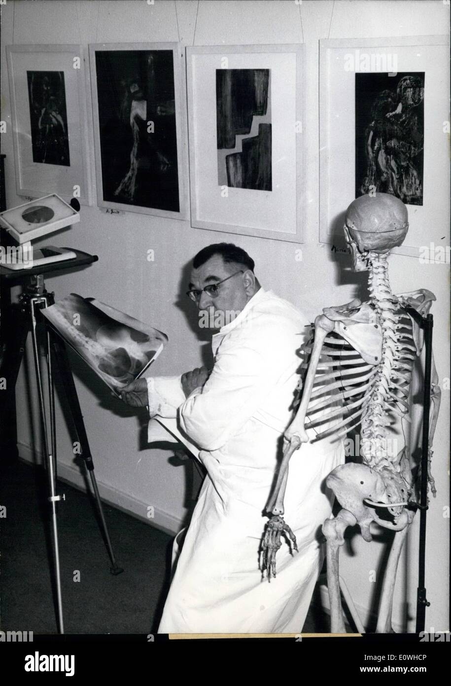 Enero 01, 1963 - La práctica de la X-rayist es también su pintura-galería: En su práctica el doctor Horst Heeder Hamburgo hace una exposición de sus pinturas. El X-rayist denominado amables de pinturas ''Scribts''. La especialidad de ''Scribta'', que es siempre individual y la estructura especial de los colores es producida por ''despegue''. Las características de ''Scribta'' es el fondo negro, delante de los cuales son los colores para ver rayo. La foto muestra el Dr. Horst Heeder en su práctica. Foto de stock