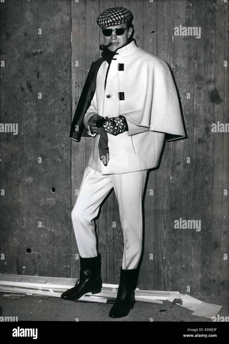 Marzo 03, 1963 - El Sr. Europa en el país: la tercera exposiciones europeas de la moda masculina mostró sus últimas creaciones. Este ''común'' en el mercado de confección masculina fue muy remarcado. La foto muestra un exitoso modelo de país para el mal tiempo. Foto de stock