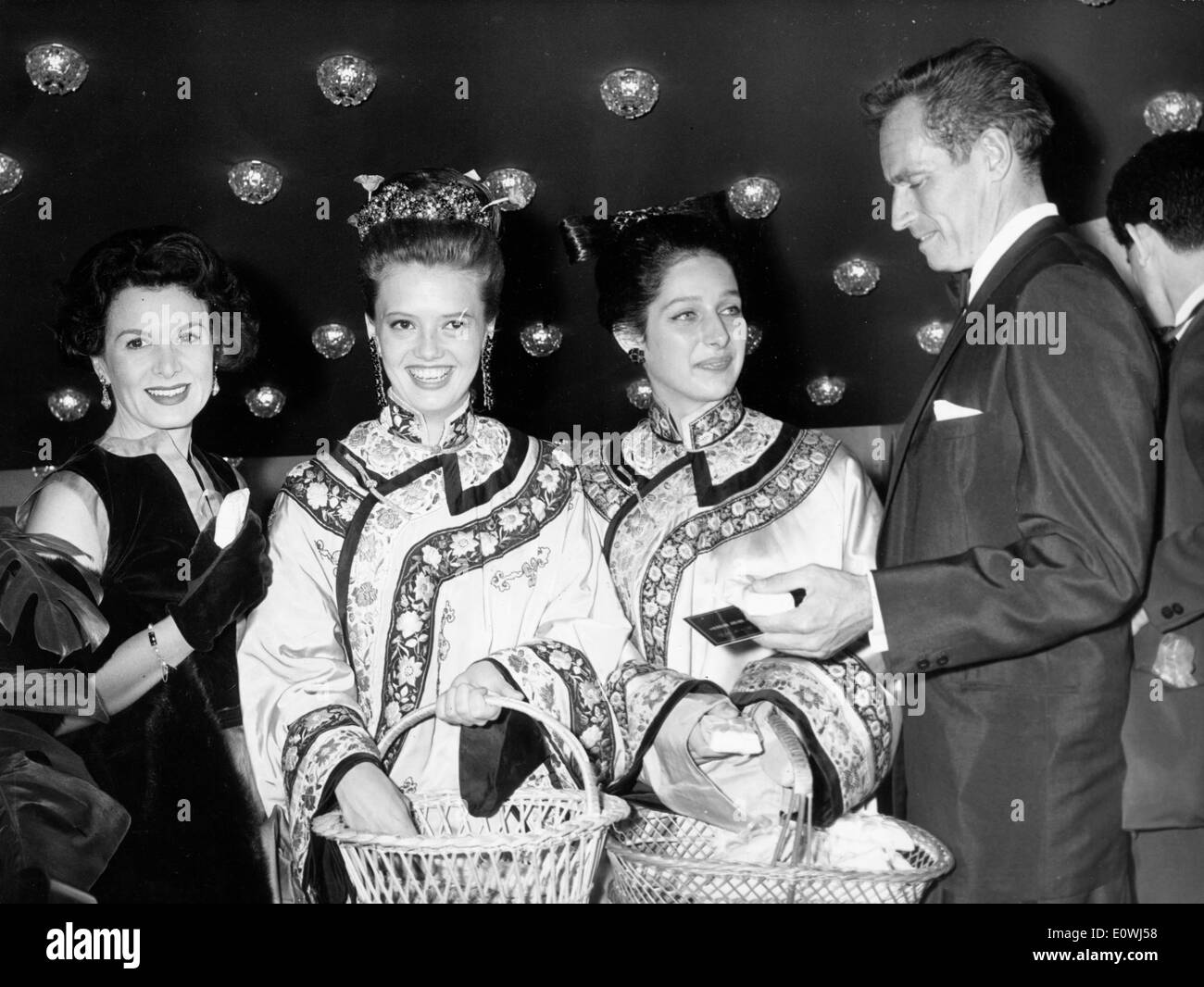 El actor Charlton Heston con su esposa Lydia Clarke en el estreno de '55 días en Pekín" Foto de stock