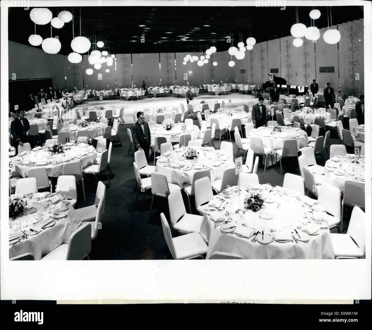 Abril 04, 1963 - Diseñado por Sir Hugh Casson, el Gran Salón de Baile del Hotel London Hilton puede albergar 1.000 personas cómodamente durante un banquete, o 800 para una cena con baile. La habitación, que es de 126'x 80' puede dividirse en tres salas separadas. Vigas espaciados un acabado en color bronce cruzando el techo ocultar los diversos efectos de iluminación especiales. La vynide enfrentan las paredes son en blanco con oro y gris alivio galería trama. El principal elemento decorativo es diez candelabros - cada uno un grupo de globos de diferentes tamaños. Los colores predominantes en la alfombra son ricos tonos rojos y naranjas Foto de stock