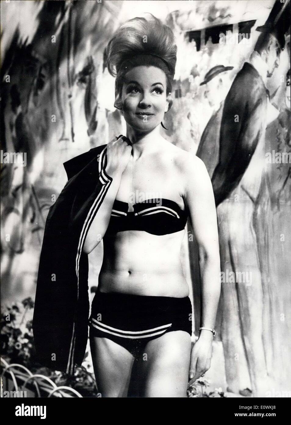 Abril 22, 1963 - diseño italiano 22.4.63 trajes de baño y bikinis en Show  en Londres. Una colección de trajes de baño de diseño italiano y bikinis se  mostraron en el Mayfair