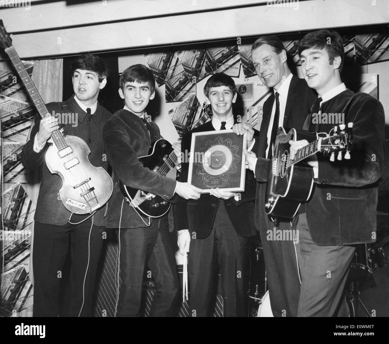 Los Beatles reciben un disco de plata de George Martin de EMI Foto de stock