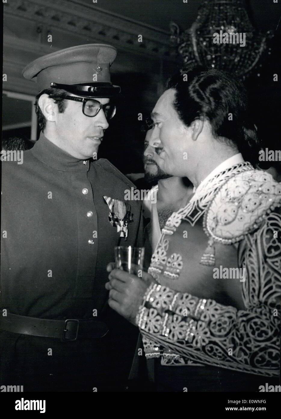 Diciembre 14, 1963 - Roger Vadim vestido como un oficial ruso chats con Eddie Barclay, vestido como un toro de caza. Están en el Barclay's ''Loco'' bola en París, se celebró en el pabellón de Armenonville, donde los huéspedes famosos fueron invitados a venir vestido como personas desconocidas. Foto de stock