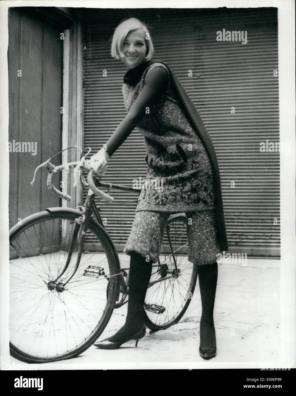 Enero 01, 1964 - moda otoño por Tellin - De Baris. Pantalones para la mujer  ciclista. Muestra Fotográfica Keystone:- UN MODELO muestra los últimos  estilos para el ciclista femenino - es la