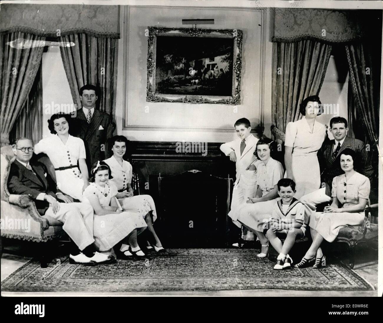 Nov 11, 1963 - Los Kennedys en Londres. La foto muestra los Kennedys en Londres en 1937, cuando Joseph Kennedy fue embajador en Gran Bretaña. Los nueve niños son (a la izquierda), John E., de 20 años de edad. (De pie), Patricia, de 13 años, Jean, 9 y Eunice, 16: a la derecha: Joseph Sr, 22, Romero, de 19 años, Robert, de 12 años, Kathleen, 17 y Edward, 6. Foto de stock