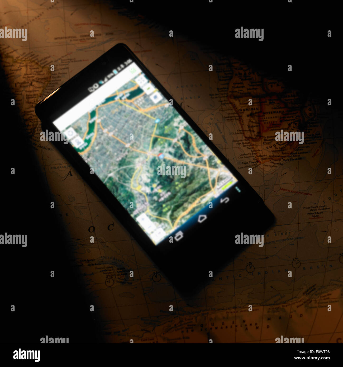 Un teléfono inteligente con una aplicación de mapas abierta Foto de stock