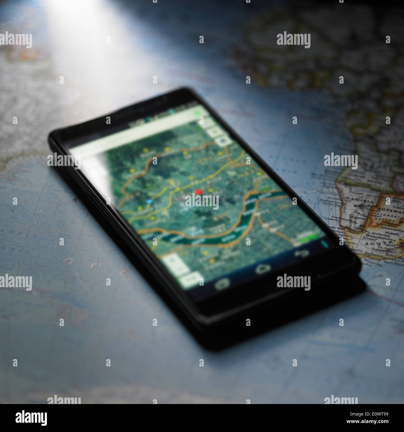 Un teléfono inteligente con una aplicación de mapas abierta Foto de stock