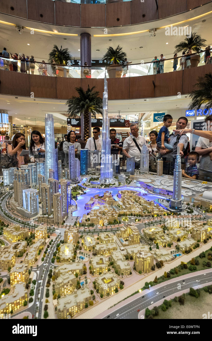 El modelo de proyecto de desarrollo de la propiedad con muchas torres de apartamentos en el centro de Dubai por el desarrollador del Dubai Mall Emaar EAU Foto de stock