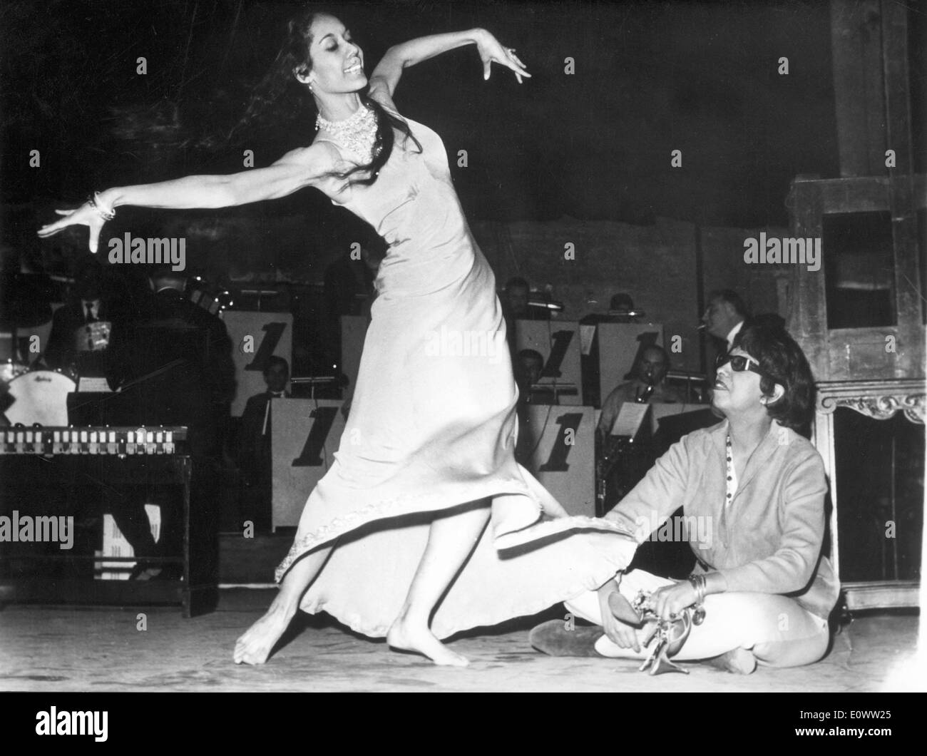 Entertainer Josephine Baker ensaya con Carmen de Lavallade Foto de stock