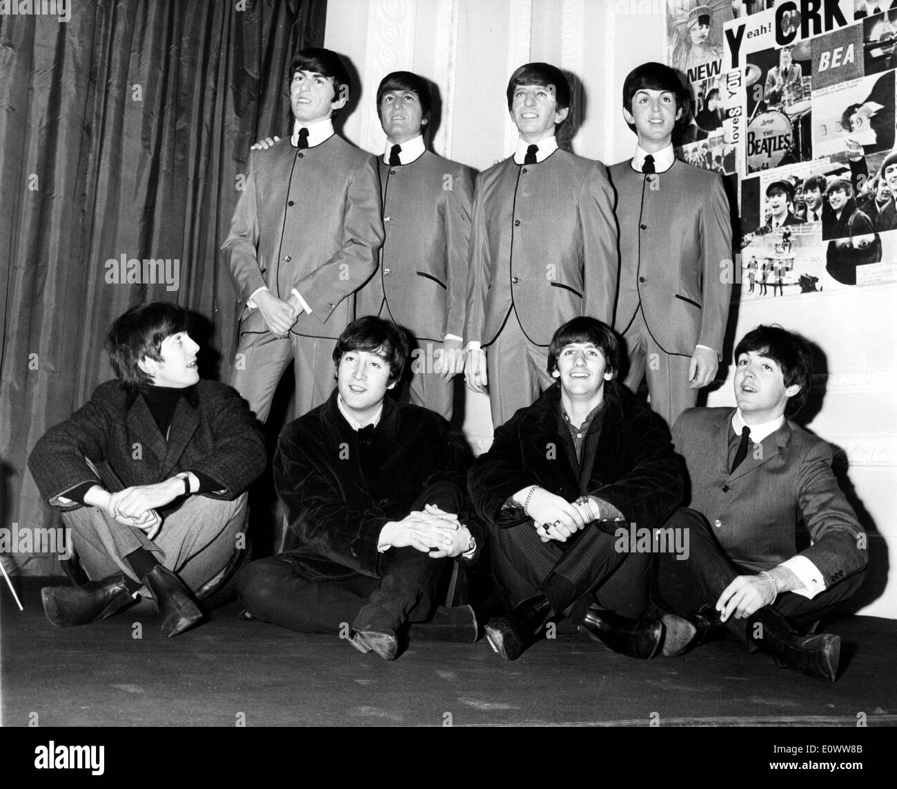 Los Beatles sentado delante de las figuras de cera de ellos mismos Foto de stock