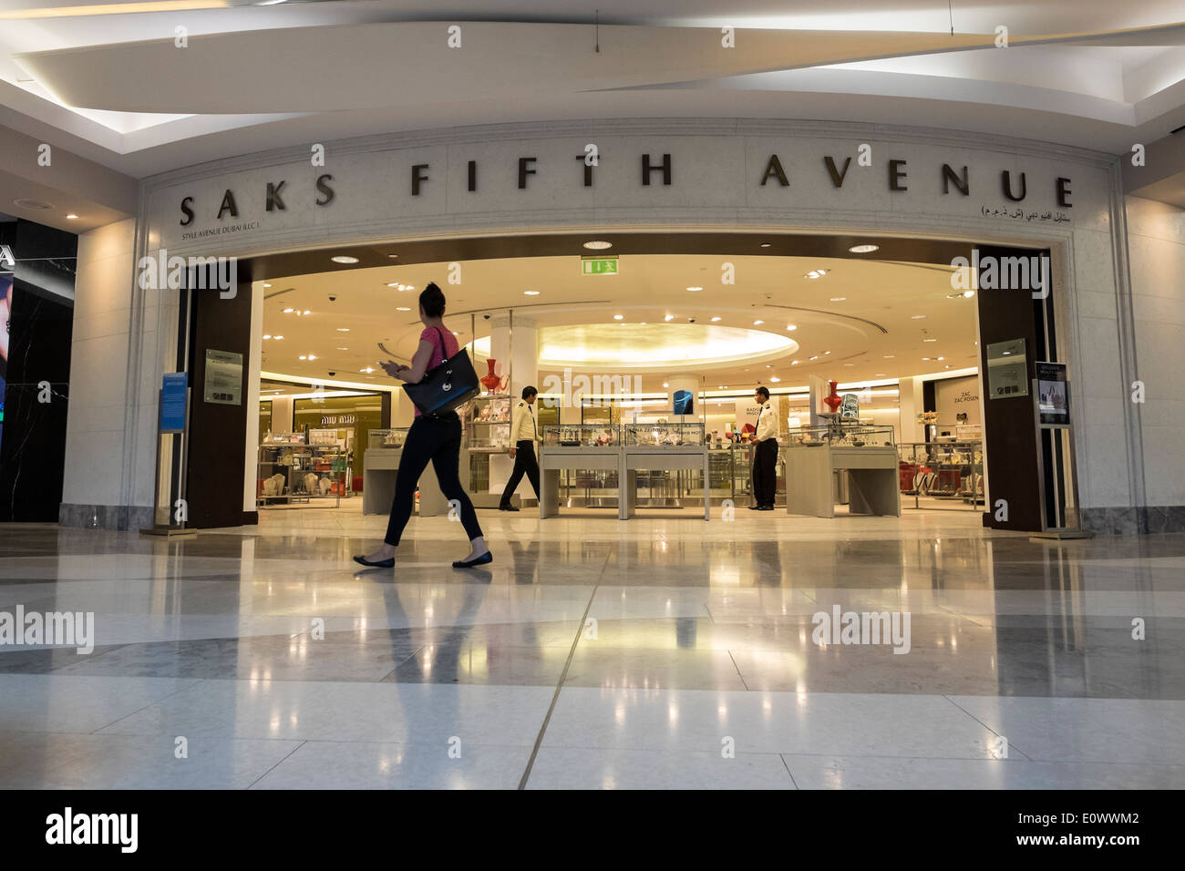 Saks Fifth Avenue store en el centro comercial Burjuman en Dubai, Emiratos Árabes Unidos Foto de stock