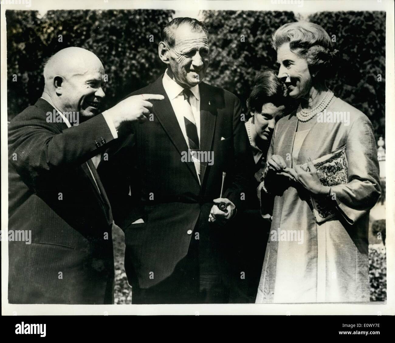 jun-06-1964-el-sr-kruschev-visitas-de-la-familia-real-danesa-primer-ministro-ruso-nikita-kruschev-que-se-encuentra-de-visita-oficial-a-dinamarca-ayer-realizo-una-visita-al-danes-residencia-estival-de-la-familia-real-fredenborg-donde-fue-recibido-por-el-rey-federico-y-la-reina-ingrid-la-foto-muestra-de-izquierda-a-derecha-el-sr-kruschev-el-rey-federico-y-la-reina-ingrid-en-fredenbourg-ayer-e0wy7e.jpg