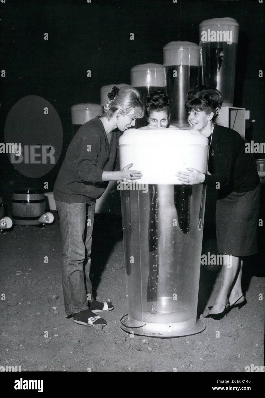 Octubre 10, 1964 - El abundante sed: ha encontrado su símbolo. ''El  original desfile de vasos de cerveza gigante" durante los 15. Exposición  alemana para expertos del hotel- y Restaurant-Business, que tiene