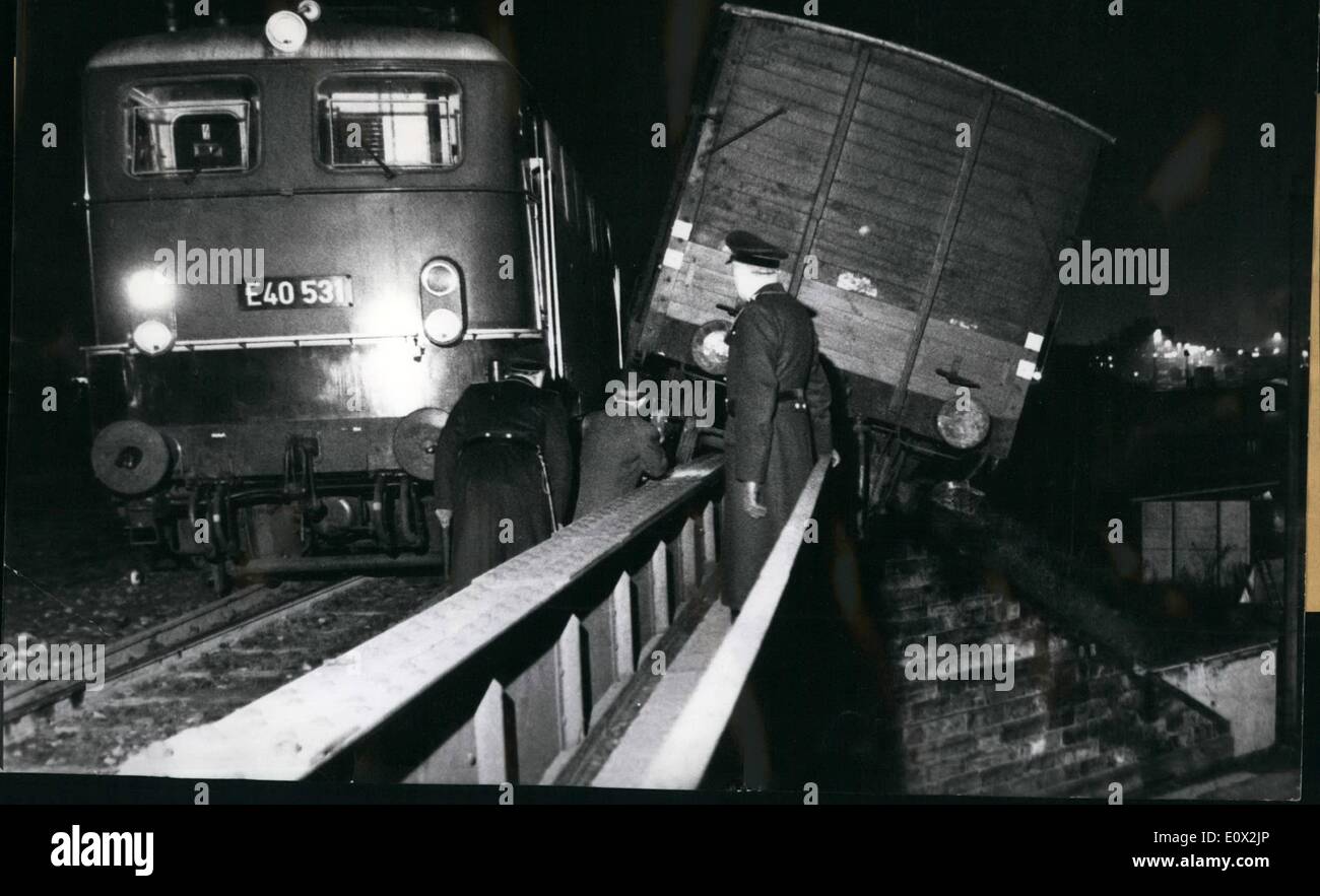 Enero 01, 1965 - descansando en el lado son dos vagones de carga una colisión entre un motor y un tren de mercancías en Hannover. En el momento del accidente llena de tranvías y coches quedaron atascados debajo del puente en la carretera de un hombre durante horas punta de la tarde. Por suerte, los camiones no caer en ellos. Foto de stock