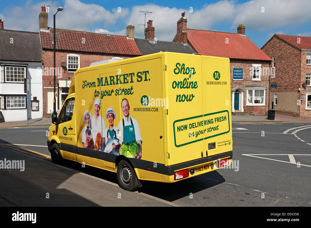 Morrisons inicio entrega camioneta estacionada en Boroughbridge, North Yorkshire, Inglaterra, Reino Unido. Foto de stock