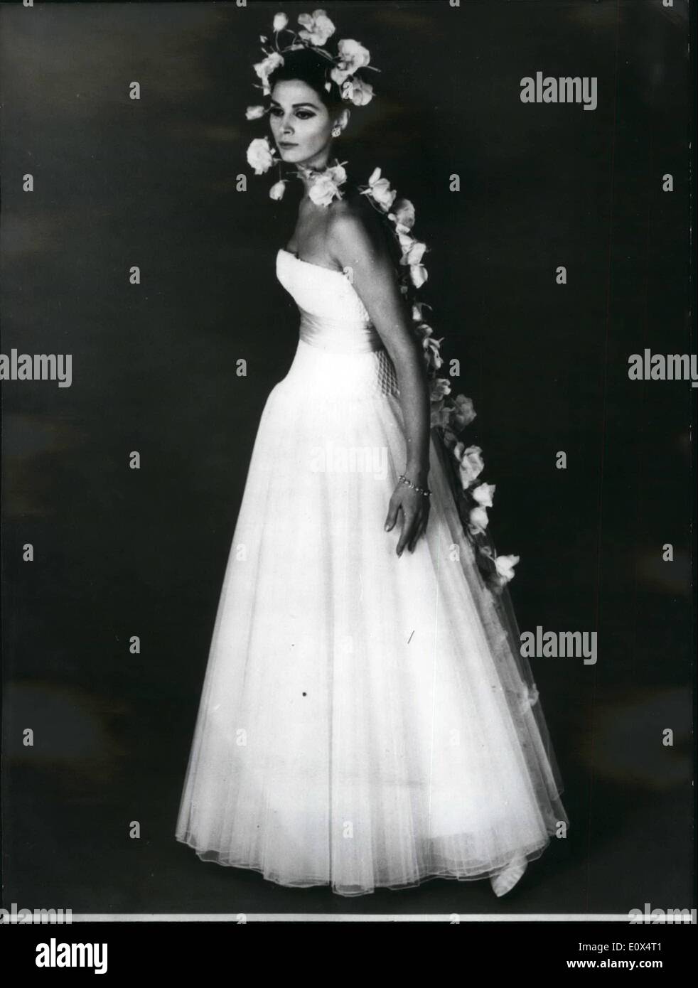 Abril 04, 1965 - moda primavera y verano 1965: vestido de noche largo en seda blanca diseñado por el modista de París Balmain para sus colecciones de primavera y verano. Foto de stock