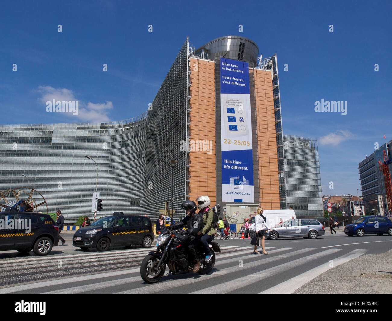 Edificio Berlaymont de la Comisión Europea en Bruselas, Bélgica, con moto pasando Foto de stock