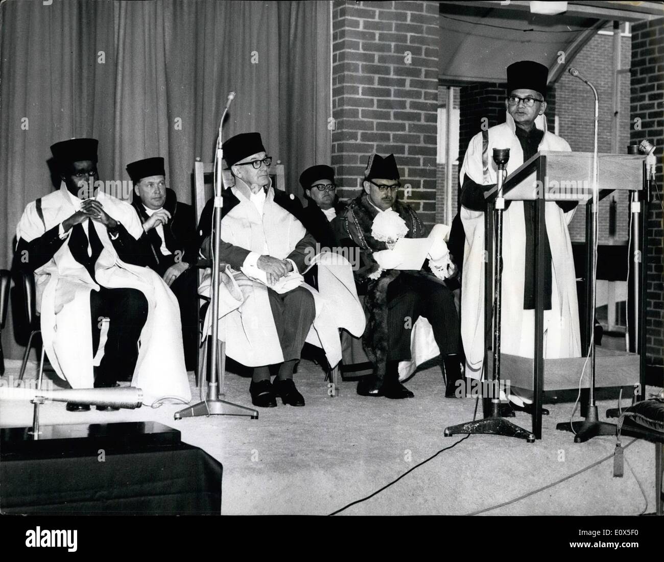 Jun 06, 1965 - Shastri habla en Sussex University: Premier Lal Bahadur Shastri de India (derecha), se dirige a la congregación en la Universidad de Sussex, Brighton, ayer, después de que él recibió el título honorario de Doctor en Derecho. Otro grado destinatario fue Presidente Kenneth Kaunda, de Zambia (izquierda). Conferencia del ministro, que se abre hoy. Otros en la imagen son Sir John Fulton (centro, sentado fila delantera), Vicecanciller de la Universidad, y el alcalde de la ciudad de Brighton (Concejal D.S.Y. Baker, (sentado a la derecha de la fila delantera) Foto de stock