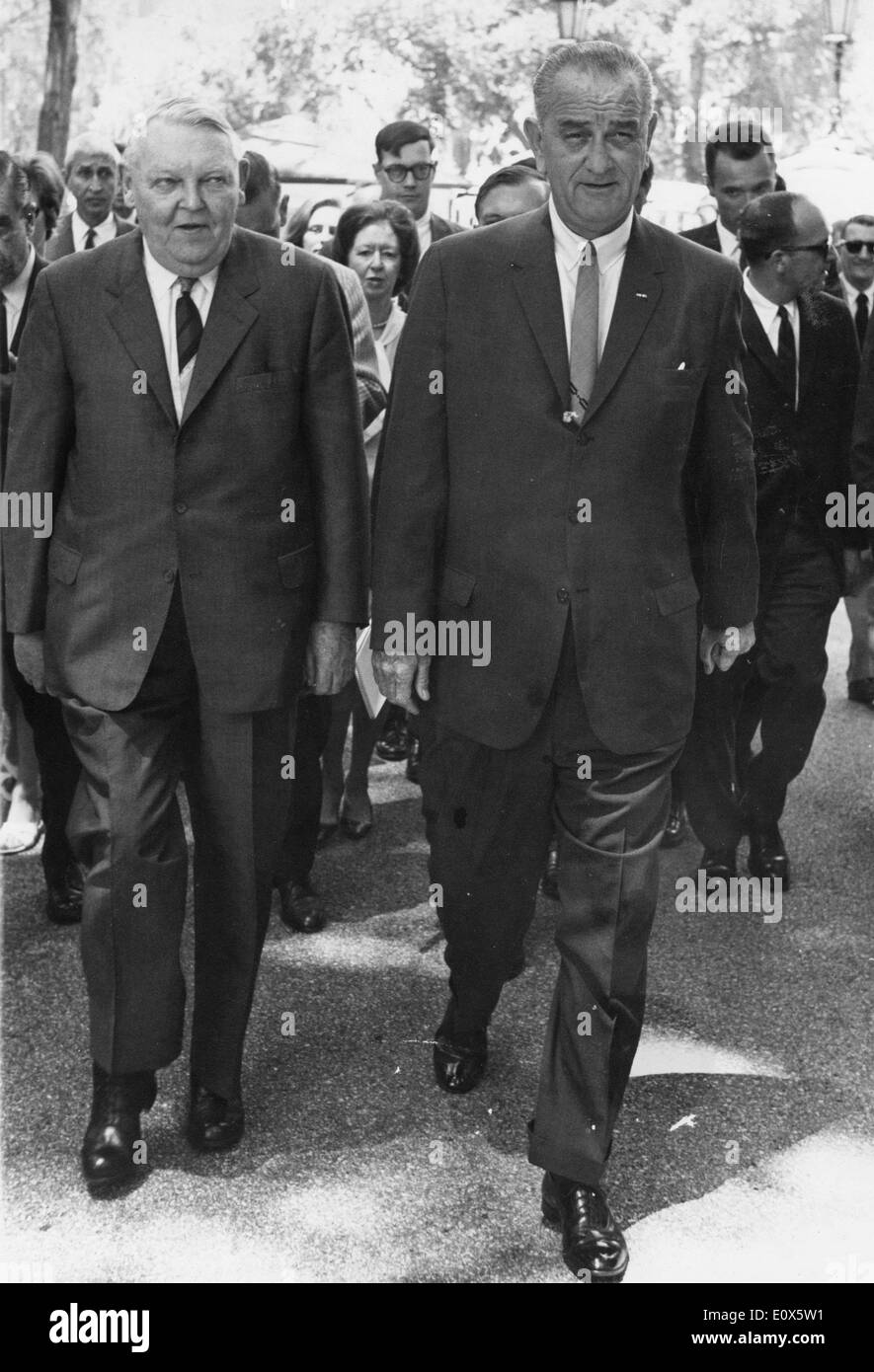 Junio 08, 1965 - Washington, Distrito de Columbia, EE.UU. - Lyndon Baines Johnson (27 de agosto de 1908 - 22 de enero de 1973) a menudo se refiere como LBJ, fue el 36º Presidente de los Estados Unidos (1963-1969) tras su servicio como la 37ª Vice Presidente de los Estados Unidos (1961-1963). Foto: con el canciller alemán occidental Dr. Erhard. Foto de stock