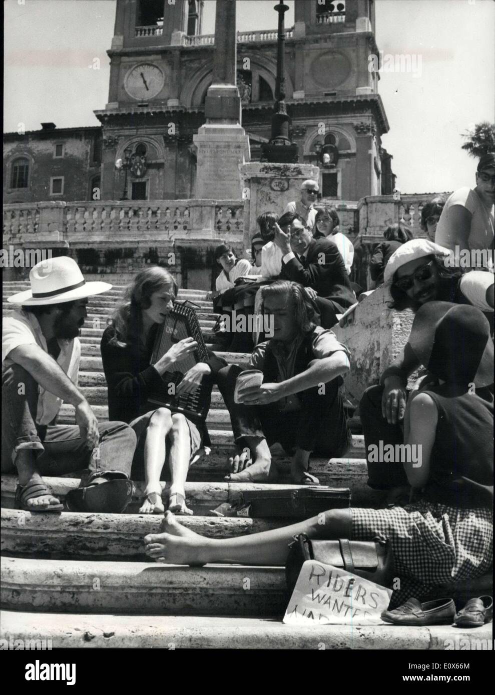 Jun 18, 1965 - extravagante tipo de turistas visto esta mañana sobre los pasos de la famosa Piazza di Spagna; inglés son jóvenes muchachas y muchachos que vinieron a ver Roma viajando por motocicletas o por "Autostop" y hacer aquí en la ciudad de cualquier tipo de trabajo; la mayoría de ellos son pintor y algunos modelos. Foto de stock