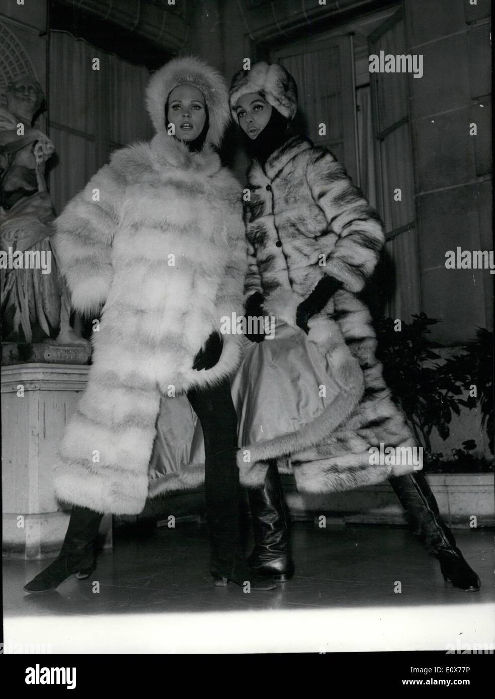 Jul 07, 1965 - prendas de invierno en mostrar: Dos abrigos de piel diseñado por el París Ferrier chomber para su colección de invierno. De izquierda a derecha, Skunk White Russian lobo siberiano. Foto de stock