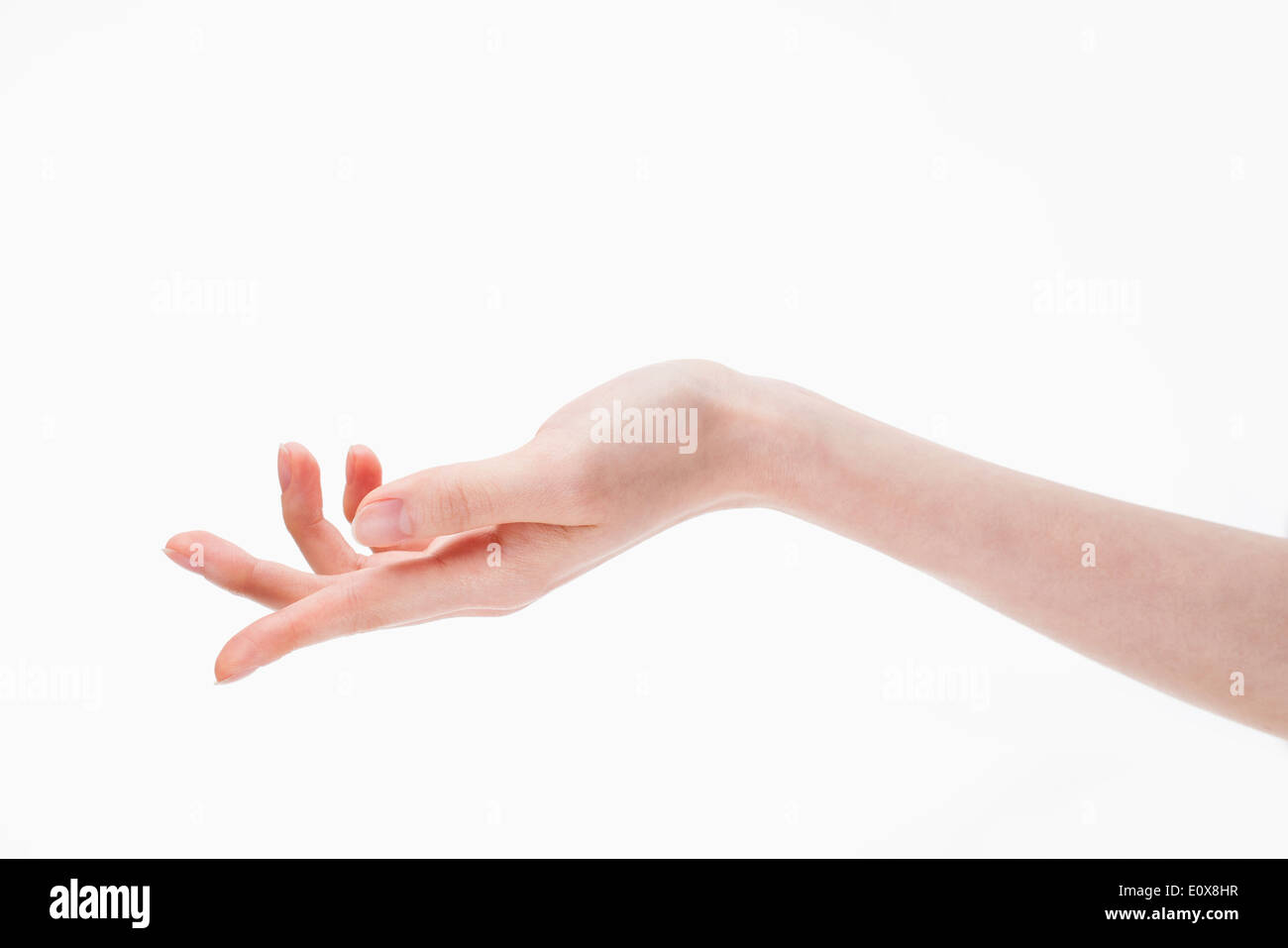 Mujer con brazos y manos con las palmas hacia arriba haciendo un gesto  sobre un fondo blanco liso y aislado. Vista de frente y de cerca. Copy  space Stock Photo