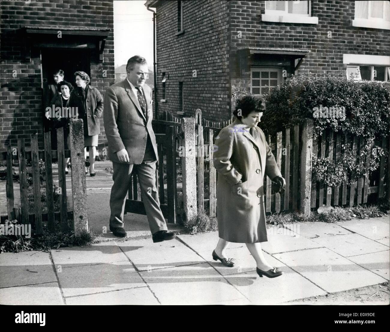 El 10 de octubre, 1965 - Madre identifica los zapatos encontrados en la  tumba de páramo.: una madre el viernes identifica un par de zapatos  encontrados con el cuerpo de un niño