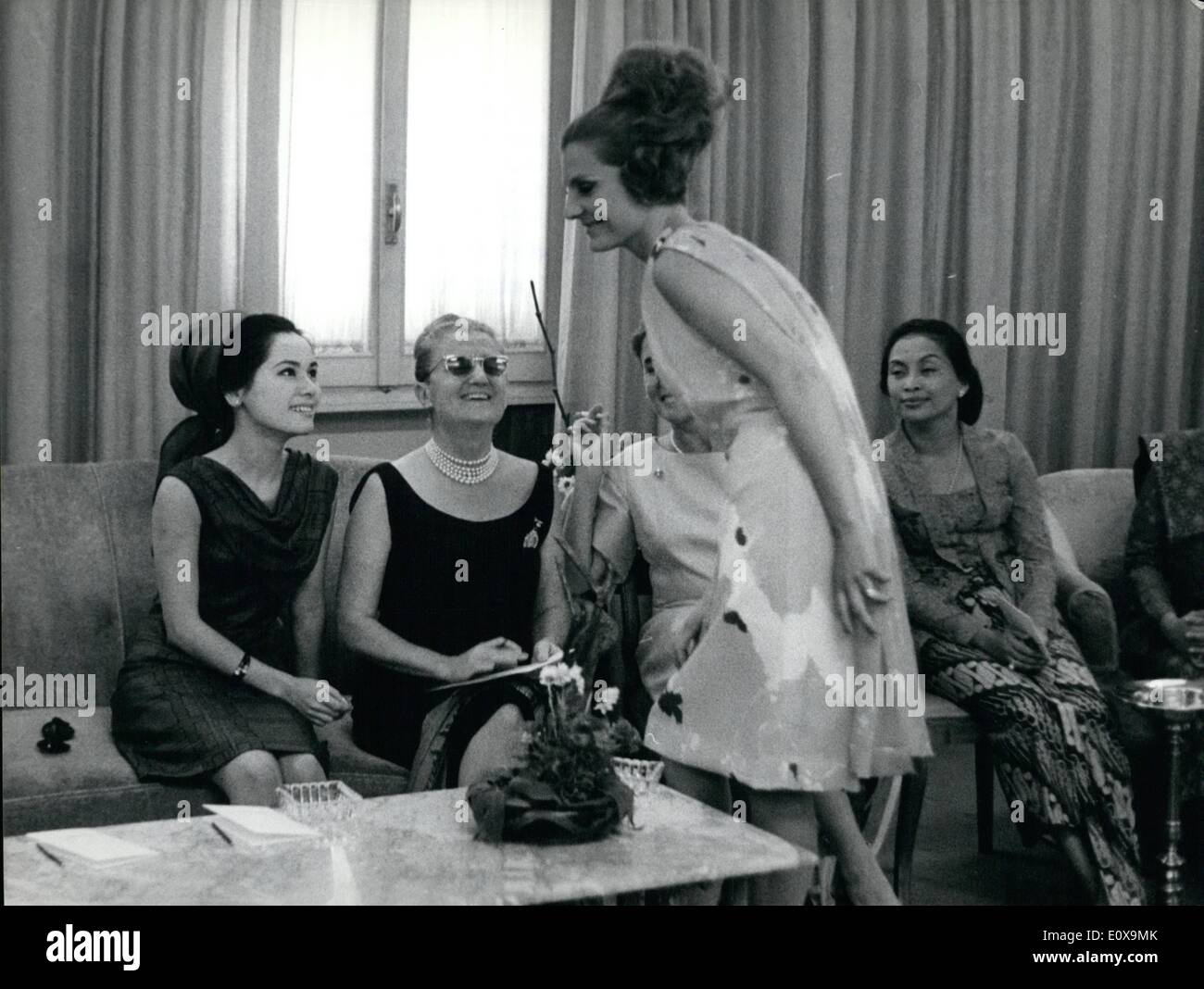 Diciembre 12, 1965 - Roma 12.7.65 - Presidente Sukarno, su nueva esposa  visita Roma. Ratna Sari Dewi, de 24 años, la hermosa esposa japonesa del  Dr. Sukarno, el presidente indonesio llegó ayer