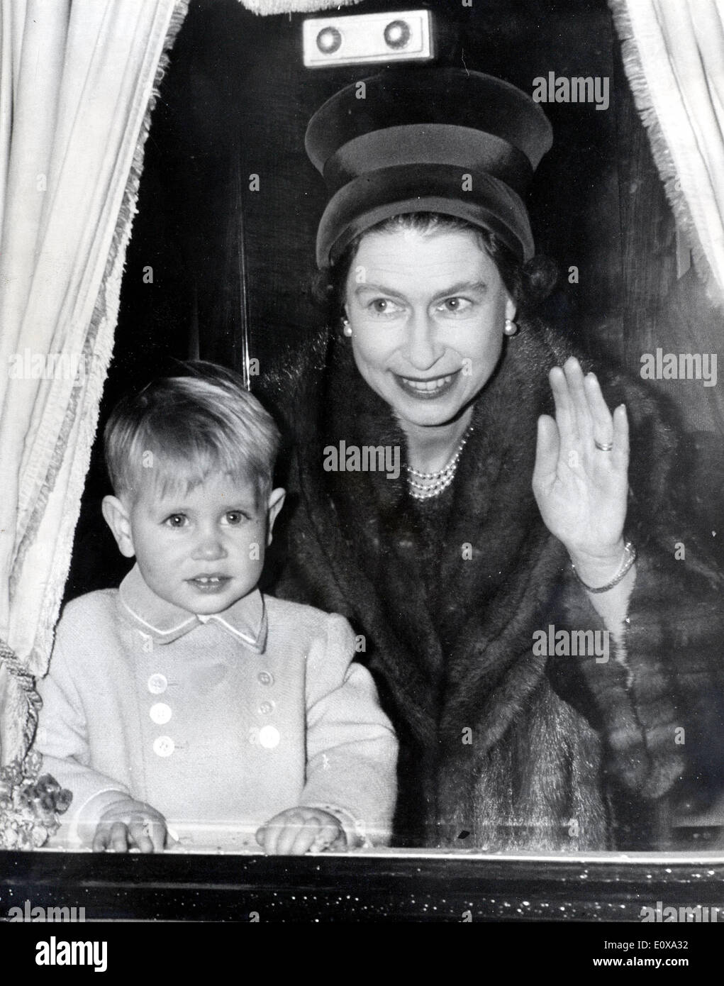 La reina Isabel II viaja con el Príncipe Eduardo Foto de stock