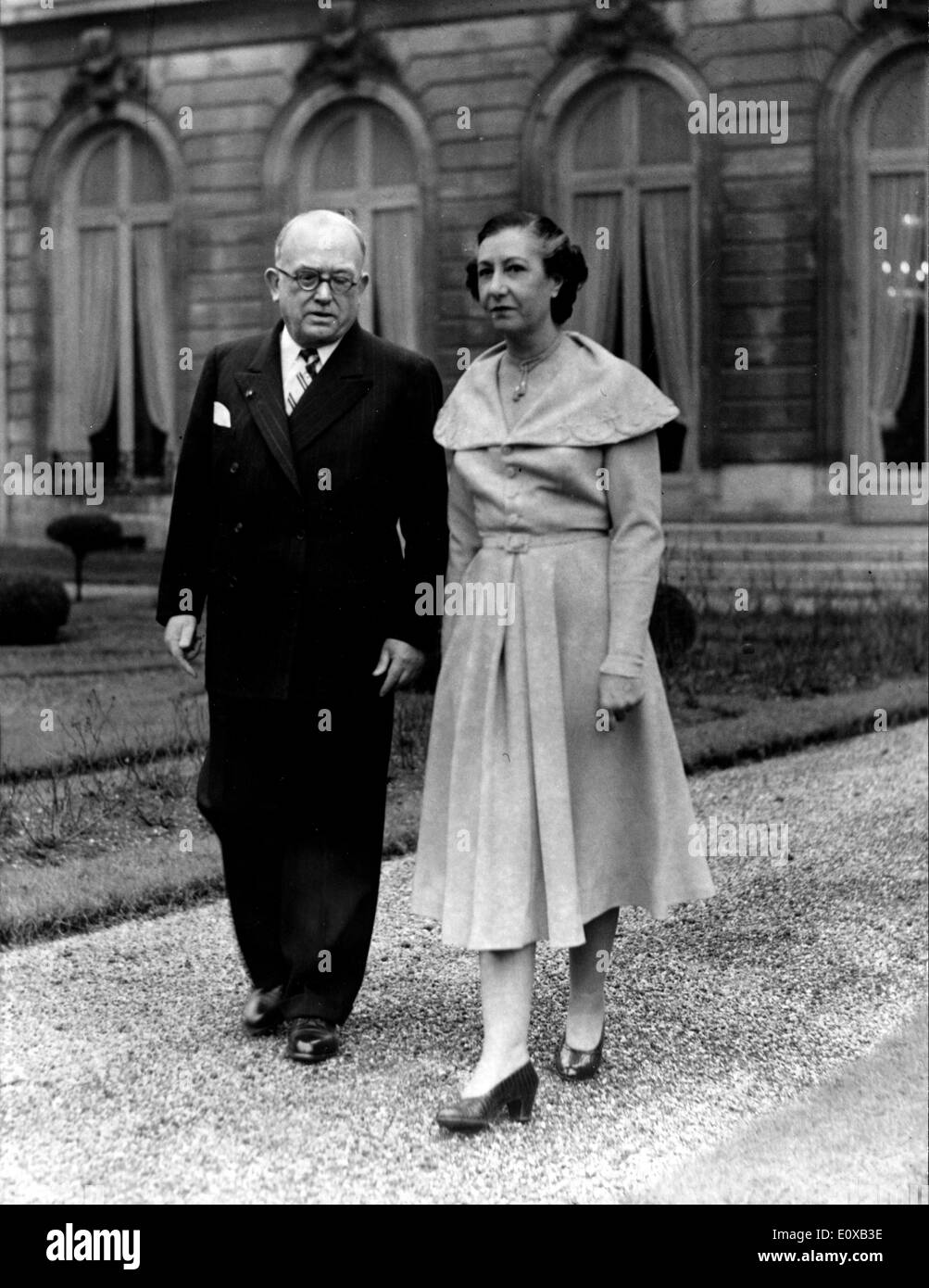 Presidente Auriol caminando con su esposa Michelle en el Elysee durante su septennat Foto de stock