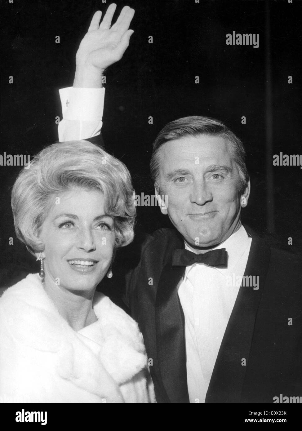 El actor Kirk Douglas en el Festival de Cannes con su esposa Anne Foto de stock