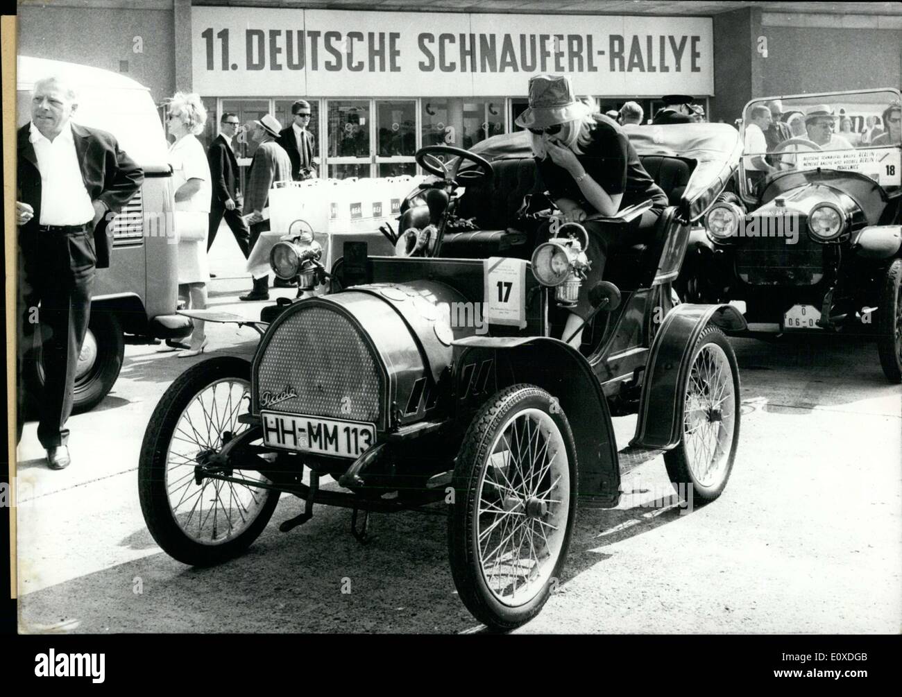 Jun 11, 1966 - 141 auto veteranos participaron en el 11º Rally Schnauferl en Berlín. Schnauferl es una forma de coches viejos, comúnmente denotated como veterano de coche. 7 coches llegaron desde antes de 1900, 18 entre 1901-1908, 15 entre 1908-1918, 27 entre 1918-1925, 54 entre 1925-1930, y el resto desde los tiempos más recientes. Los 51 participantes eran extranjeros. El curso de la carrera corrió por toda la ciudad de Berlín. Retratada aquí es uno de los vehículos antes del inicio de la carrera. Foto de stock