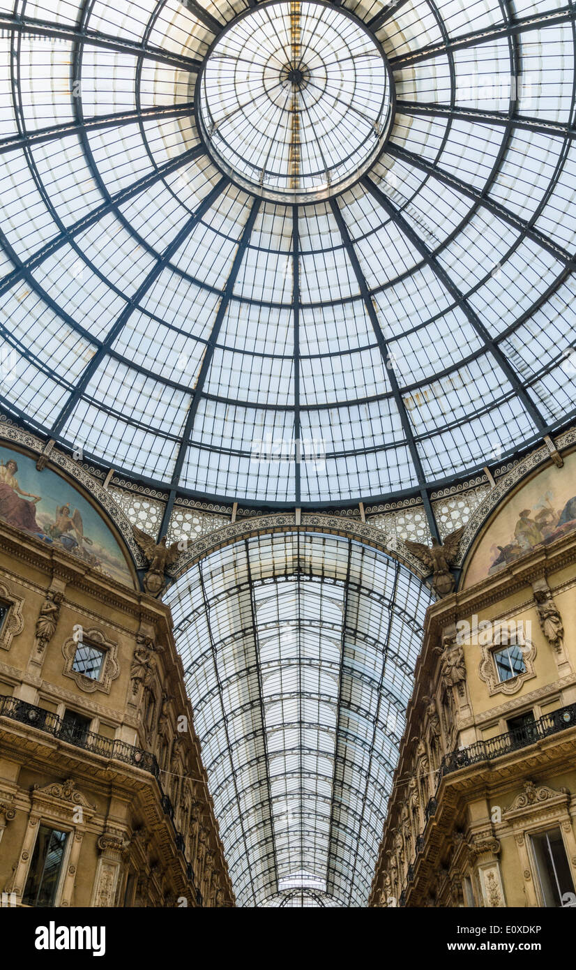 Techo de cúpula de vidrio de la Galleria Vittorio Emanuele II, Milán, Italia Foto de stock