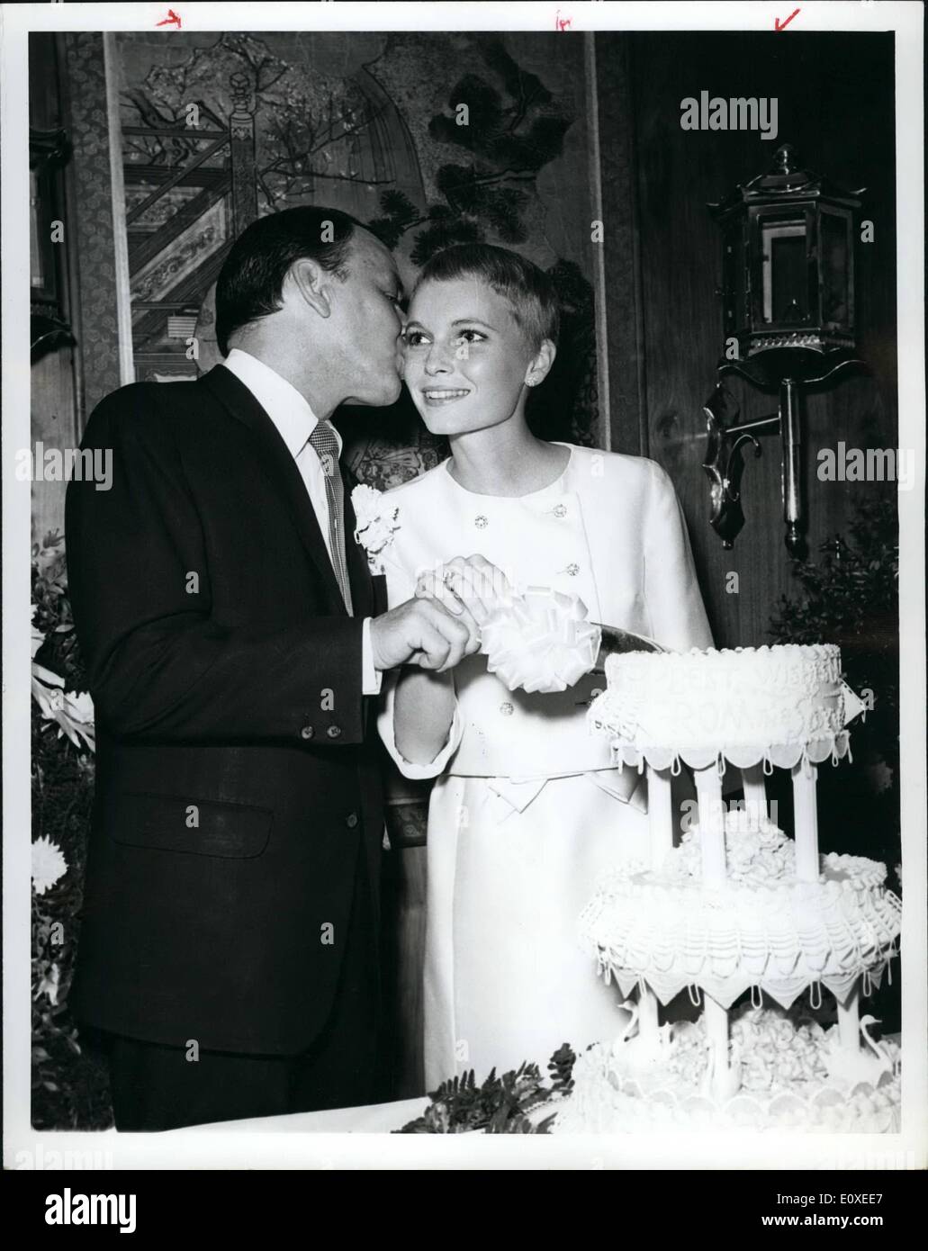 Jul 07, 1966 - Frank Sinatra y Mia Farrow Wedding Las Vegas Foto de stock