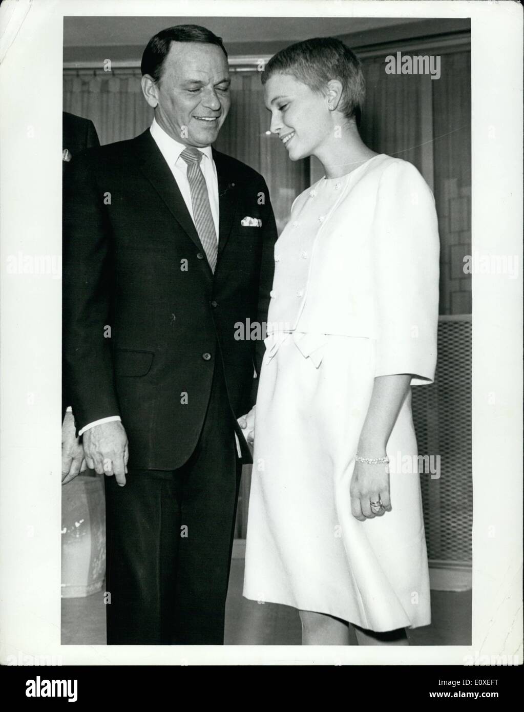 Jul 07, 1966 - Frank Sinatra y Mia Farrow Boda, Las Vegas, 19 de julio de 1966. APRESS Foto de stock