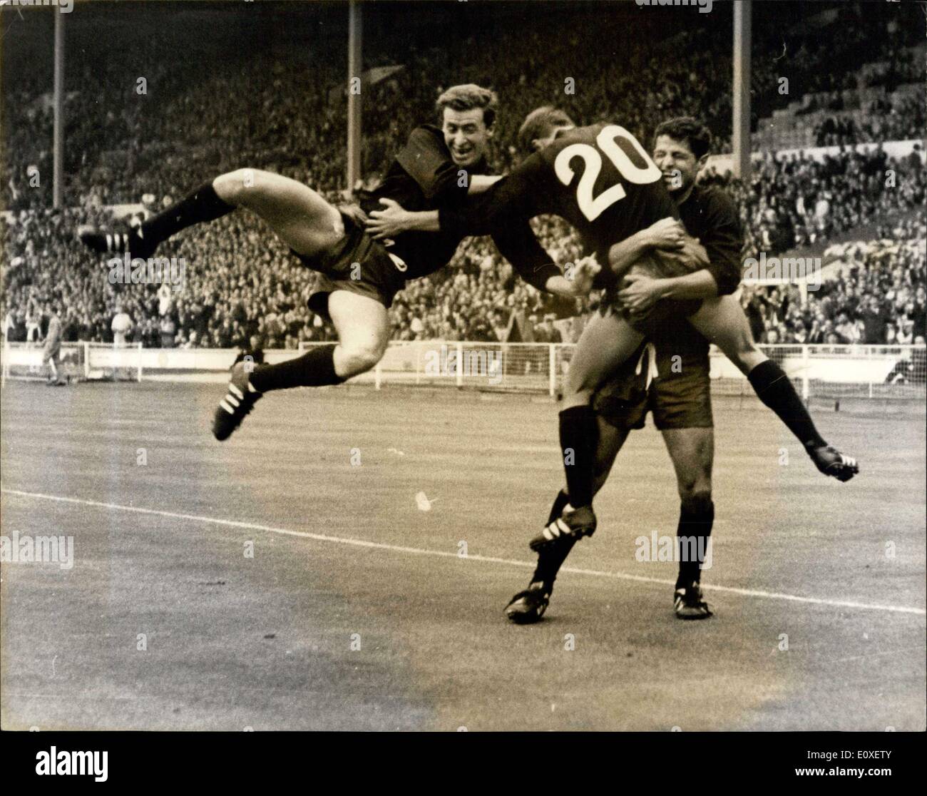 Jul 14, 1966 - Copa Mundial de fútbol ? Francia vs. México en Wembley.  Foto: Enrique Borja (No. 20) es abrazado por sus compañeros Fotografía de  stock - Alamy