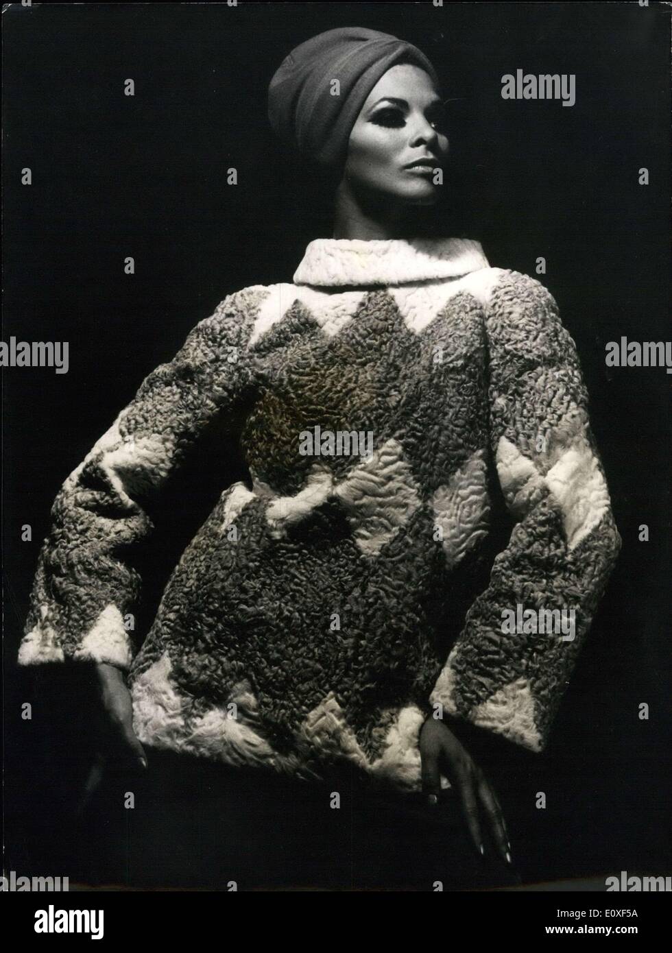 Jul 29, 1966 - moda parisina; abrigos de piel para el próximo invierno: París peletero Andre Sauzaie no está mostrando su colección de abrigos de piel para el próximo invierno. Un corto de Astrakhan abrigo diseñado por Andre Sauzaie. Foto de stock