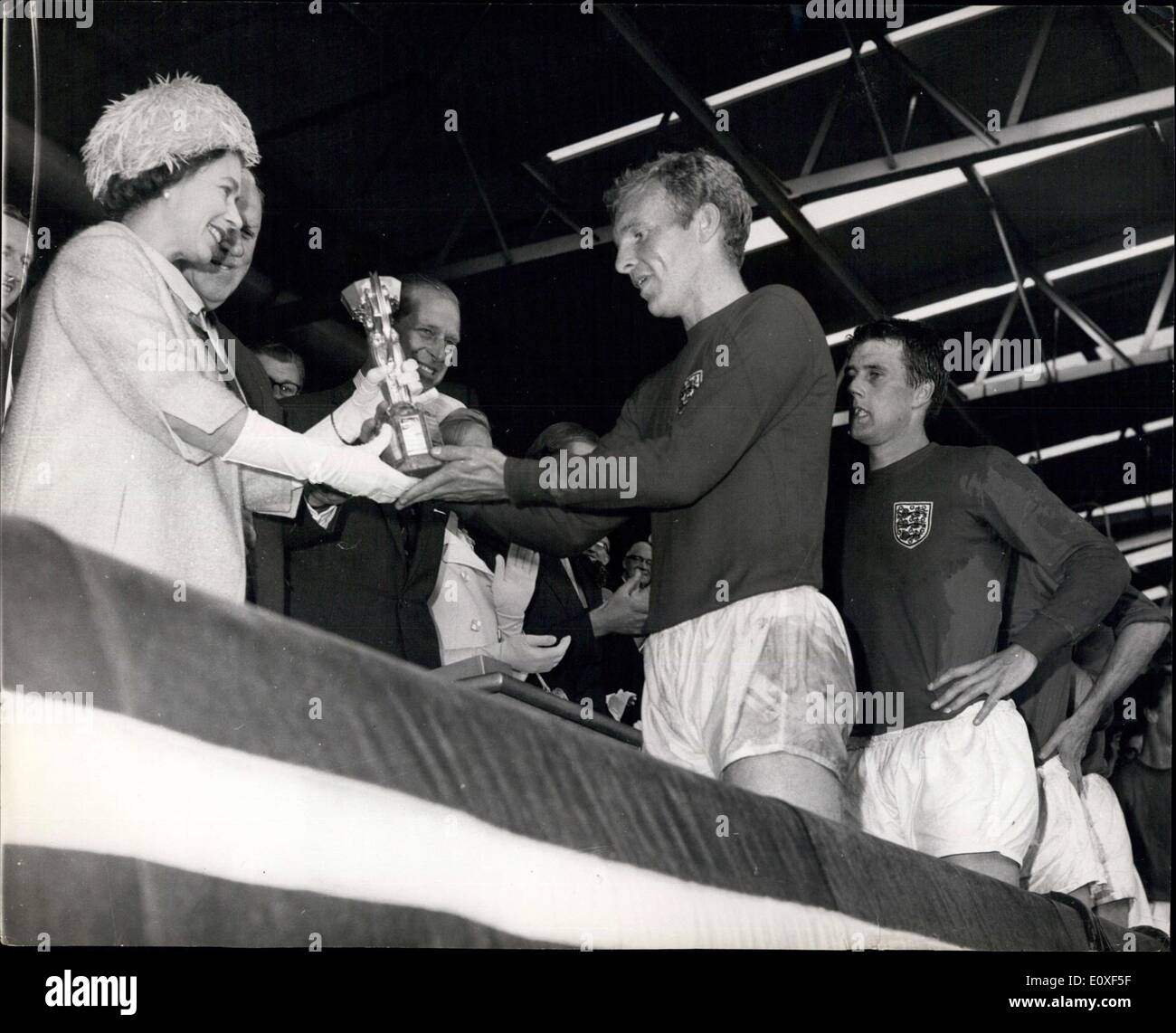 Jul 30, 1966 - Copa Mundial de Fútbol: Inglaterra gana la Copa del Mundo tras derrotar a Alemania Occidental en Wembley. La foto muestra Bobby Morre, Foto de stock