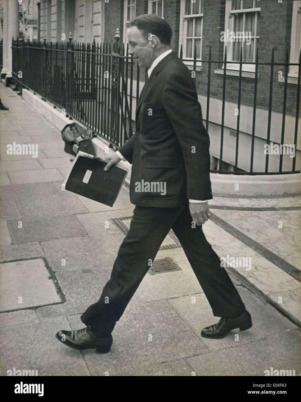 Agosto 02, 1966 - Frank Sinatra zancada. La foto muestra Frank Sinatra foto perseguía como salió de su casa en Grosvenor Square hoy. Foto de stock