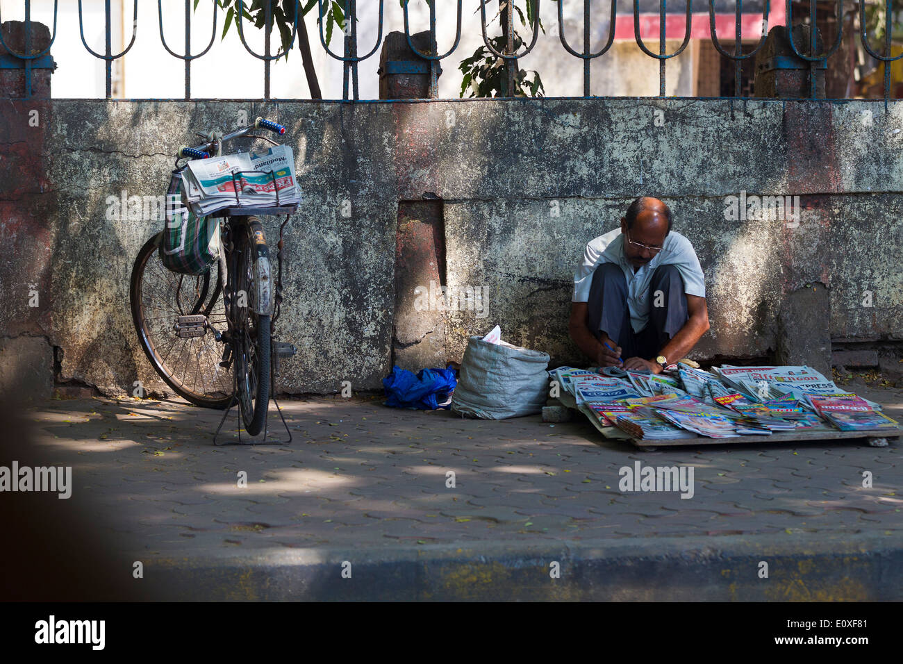 Vendedora De Pão Vietnamita Vendendo Comida De Bicicleta Na Rua Foto de  Stock Editorial - Imagem de colega, seletivo: 209656398