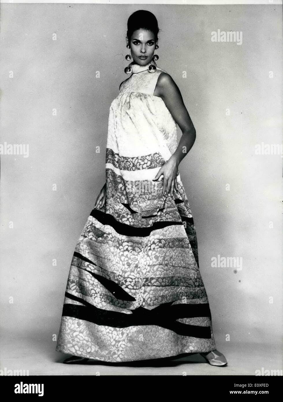 Agosto 08, 1966 - moda parisina: La fotografía muestra la bata inusual diseñado por Jeanne Lanvin para su colección de otoño e invierno. Foto de stock